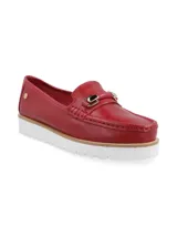 Mocasín de cuero color rojo con detalle de herraje metálico dorado en el empeine. Presenta una suela de plataforma dentada en color blanco con una franja intermedia en tono natural.