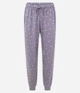 Pijama largo de dos piezas compuesto por una remera de manga larga color blanco con cuello redondo y estampa frontal de un gato con collar de perlas, y un pantalón color lila con estampado de lunares blancos, cintura elástica con cordón y puños ajustados en los tobillos.
