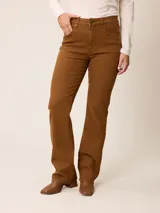 Jean de corte recto y tiro alto, confeccionado en denim azul oscuro con costuras en contraste. Presenta diseño clásico de cinco bolsillos, cierre frontal con botón y bragueta.