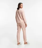 Conjunto de pijama largo color rosa claro texturizado, compuesto por un buzo de cuello redondo y un pantalón con cintura con lazo.