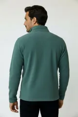 Buzo de cuello alto con cierre frontal parcial, manga larga y diseño de calce holgado en color gris topo.