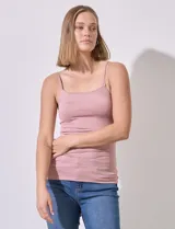 Musculosa de breteles finos regulables, confeccionada en seda fría elastizada color rosa.