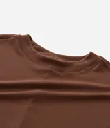 Blusa tipo muscle tee de corte holgado, confeccionada en tejido rib acanalado, con escote redondo y diseño sin mangas.