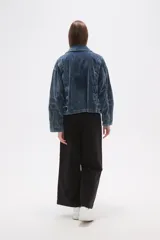 Campera azul de pana con cierre frontal, cuello camisero y corte holgado.