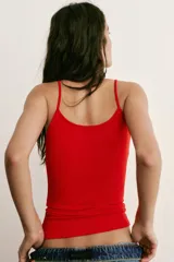 Musculosa ajustada de color rojo, con escote redondo y tirantes finos.