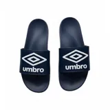 Ojotas tipo slide Umbro color azul marino con el logo de la marca estampado en blanco en la banda superior. Poseen plantilla de espuma EVA para mayor amortiguación y suela plana.