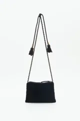 Cartera de mano o bandolera pequeña de terciopelo negro con bordado floral multicolor y apliques de lentejuelas y cuentas brillantes. Correa delgada negra con tachas doradas.