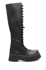 Borcego negro de caña alta con cordones y plataforma.