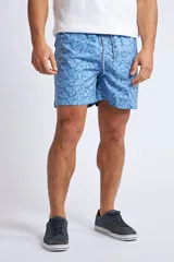 Short de baño con estampado tropical de piñas y hojas en tonos azules sobre fondo rosado. Cuenta con cintura elástica con cordón ajustable, bolsillos laterales, un bolsillo trasero y suspensor interno.