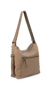 Cartera convertible en mochila de diseño versátil, color tostado, con textura granulada. Cuenta con un bolsillo frontal con cierre, compartimento principal espacioso y correas ajustables para llevar al hombro o como mochila.