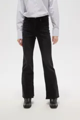 Pantalon jean de corte oxford, color negro, con tiro medio y ruedo deshilachado.