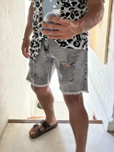 Bermuda de jean gris con roturas y ruedo desflecado, corte relaxed fit.