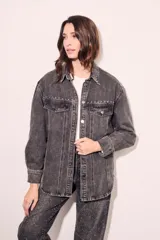 Sobrecamisa oversize de jean color gris oscuro con tachas plateadas en cuello y bolsillos.