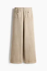 Pantalón de punto pesado color beige con acabado cepillado suave, de piernas rectas, cintura elástica y bolsillos delanteros tipo parche con botón.
