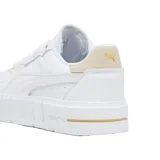 Championes urbanos Puma modelo Cali Court Match, color blanco con detalles en beige claro en el talón y la puntera. Presentan una suela de plataforma robusta y diseño minimalista con el logo de la marca en el lateral y la lengüeta.