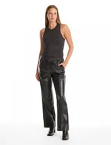 Pantalón de eco cuero negro con pretina elastizada, bolsillos laterales y pierna recta con costura frontal decorativa.
