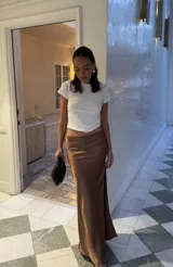 Pollera larga de seda color caramelo con elástico en la cintura.