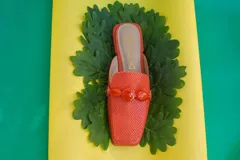 Mocasín descalzo de cuero color coral con grabado de serpiente y aplique al tono.