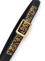 Cinto de cuero negro con aplique de animal print y hebilla rectangular dorada.