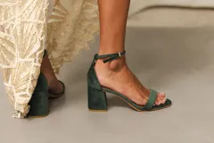 Sandalia de tacón cuadrado medio, confeccionada en tela tipo terciopelo color bordó, con tira delantera simple y pulsera ajustable al tobillo con hebilla metálica.