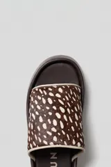 Sandalias plataforma Altin de diseño slip-on, con base marrón de gran altura y capellada en cuero con estampado animal print tipo ciervo en tonos marrones y blancos.