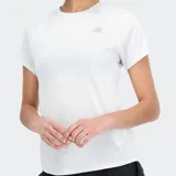 Remera deportiva New Balance Impact Run Sleeve, color blanco, de manga corta y cuello redondo. Presenta un tejido texturizado con microperforaciones y el logo NB reflectante en el pecho.