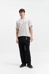 Remera negra de manga corta con corte oversize y estampado frontal con la frase "Authentic Expression".