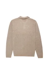 Sweater de punto con cuello polo y cierre frontal de botones. Presenta puños y ruedo acanalados, con un diseño de textura suave y abrigada.