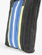 Bolso tipo tote bag de poliuretano color negro con franjas verticales en azul y amarillo.