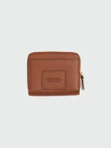 Billetera compacta Marc Jacobs de cuero negro con cierre perimetral y broches dorados. El interior cuenta con múltiples ranuras para tarjetas y compartimento para billetes.