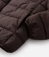 Campera masculina de microfibra ultraligera, con diseño acolchado, cuello alto y cierre frontal por cremallera. Cuenta con bolsillos laterales y acabado liso.
