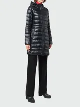 Campera puffer larga color negro con capucha, cierre frontal y relleno de plumas.