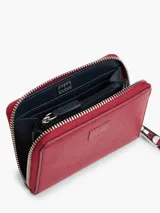 Billetera roja de cuero sintético con cierre perimetral y logo metálico de Tommy Jeans en el frente.