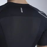 Remera deportiva de compresión color negro, de manga corta, con costuras planas y detalle gráfico reflectante en la manga derecha.