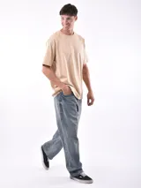 Remera de corte oversized en color beige, con cuello redondo y mangas cortas de estilo relajado.