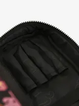 Neceser con estampado de flores de banano en tonos rosa, amarillo y verde sobre fondo negro. Tiene forma rectangular con cierre superior y asa de mano.