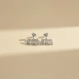 Caravanas tipo ear jacket en plata 925, compuestas por un perno de circonia circular y una pieza inferior con diseño de flecos verticales adornados con circonias.