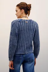 Sweater de tejido de punto con efecto acid wash, cuello redondo, mangas largas y diseño con trenzas y ribetes elásticos en puños y dobladillo.