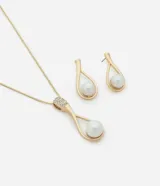 Conjunto de bijouterie con caravanas colgantes y collar con dije en forma de gota con perla.