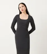 Vestido midi verde militar de algodón acanalado, con escote cuadrado y mangas largas.