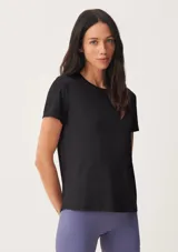 Blusa deportiva de manga corta con cuello redondo, confeccionada en tejido técnico con protección UV.