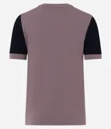 Blusa marrón con mangas cortas negras, cuello redondo y corte recto.