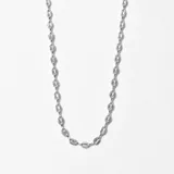 Cadena plateada de eslabones ovalados.