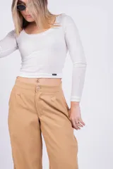 Pantalón gris de vestir, de corte palazzo y tiro alto.