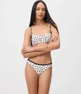 Bombacha de bikini básica de microfibra color blanco con estampado de caracolas y detalles en negro.