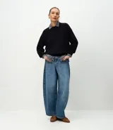 Buzo de tricot con cuello redondo y puños ajustados. Presenta un diseño de calce holgado y tejido de punto liso.