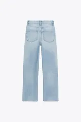 Jeans de tiro alto con diseño cropped flare, confeccionados en denim azul con acabado desgastado. Presentan cinco bolsillos, cierre frontal con cremallera y botón metálico, y bajo con terminación sin costuras.