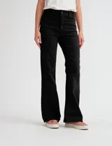 Pantalón de jean negro de corte oxford, tiro alto y pierna acampanada.