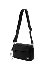 Bandolera de lona color negro, con diseño rectangular, cierre principal superior y bolsillo frontal. Incluye correa ajustable con logo grabado y tiradores con cordones decorativos.
