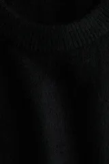 Buzo de punto fino suave con cuello redondo y mangas cortas. Presenta terminaciones acanaladas en el cuello, los puños y el bajo.